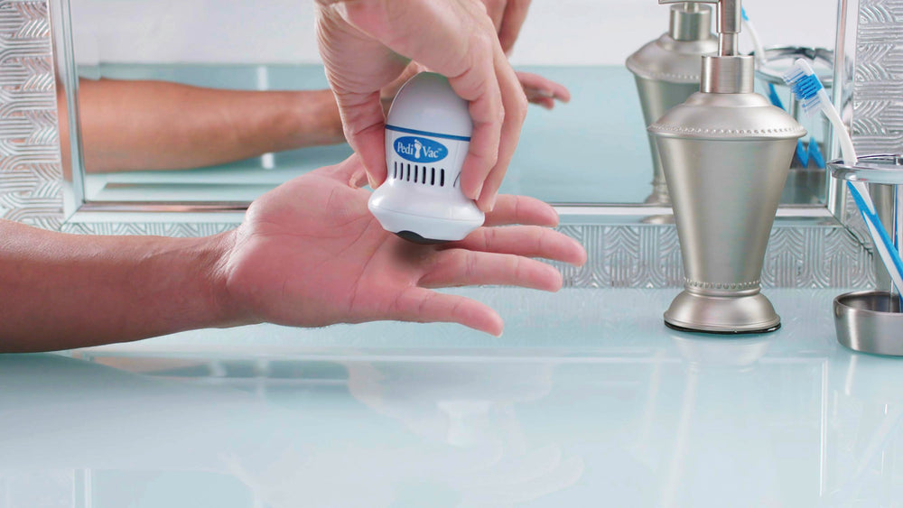 Dispozitiv pentru îndepărtarea calusurilor, cu funcție de aspirație PediVac