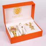 Set premium Emporia, compus din 5 piese în tonuri aurii, prezentat într-o cutie cadou exclusivă cu aspect de piele (ceas, brățară, colier, cercei și inel, decorate cu cristal alb Emporia).