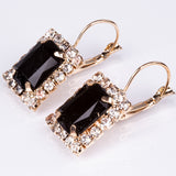 Set premium Emporia, compus din 5 piese în tonuri aurii, prezentat într-o cutie cadou exclusivă cu aspect de piele (ceas, brățară, colier, cercei și inel, decorate cu cristale negre și albe Emporia).