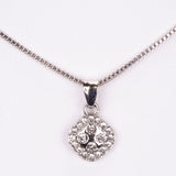 Set premium Emporia, compus din 5 piese în tonuri argintii, prezentat într-o cutie cadou exclusivă cu aspect de piele (ceas, brățară, colier, cercei și inel, decorate cu cristal alb Emporia).