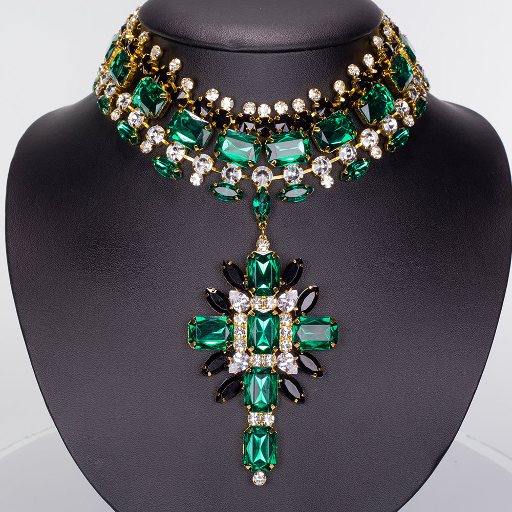 Set din Aliaj Placat cu Aur ( 100 grame ) cu Cristal Verde Emporia® și Cristal Alb Emporia® ( Colier+Cercei )