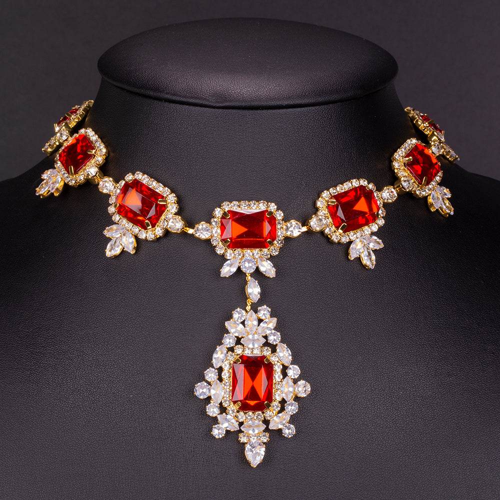 Set din Aliaj Placat cu Aur ( 28 grame ) cu Cristal Roșu Emporia® și Cristal Alb Emporia® ( Colier+Cercei )