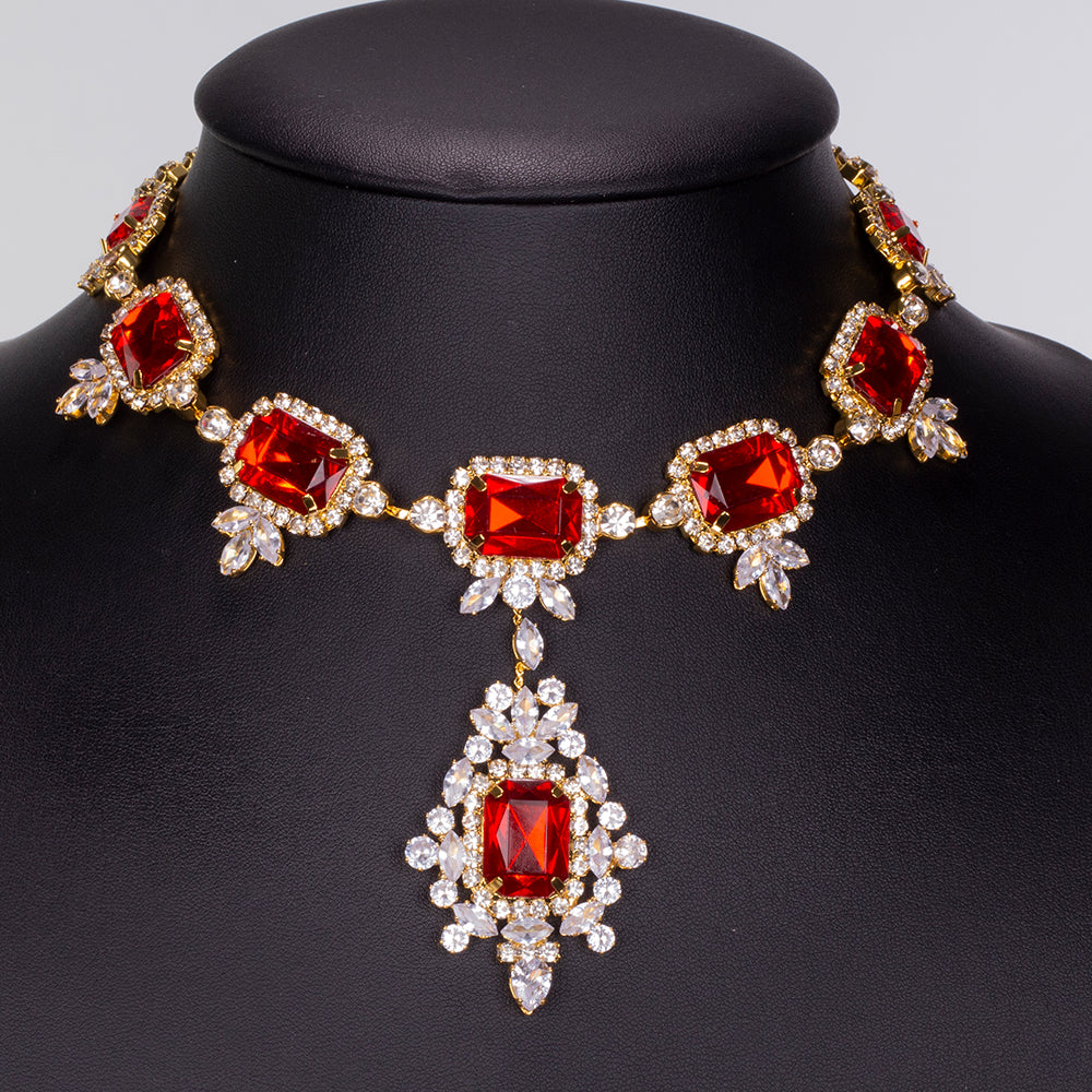 Set din Aliaj Placat cu Aur ( 28 grame ) cu Cristal Roșu Emporia® și Cristal Alb Emporia® ( Colier+Cercei )