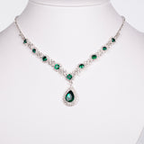 Set din Aliaj Placat cu Aur ( 30 grame ) cu Cristal Verde Emporia® și Cristal Alb Emporia® ( Colier+Cercei+Brățară+Inel )