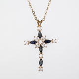 Cruce Colier din Aliaj Placat cu Aur ( 8 grame ) cu Safir și Cristal Alb Emporia® 2.29 Carate ( Colier+Pandantiv )