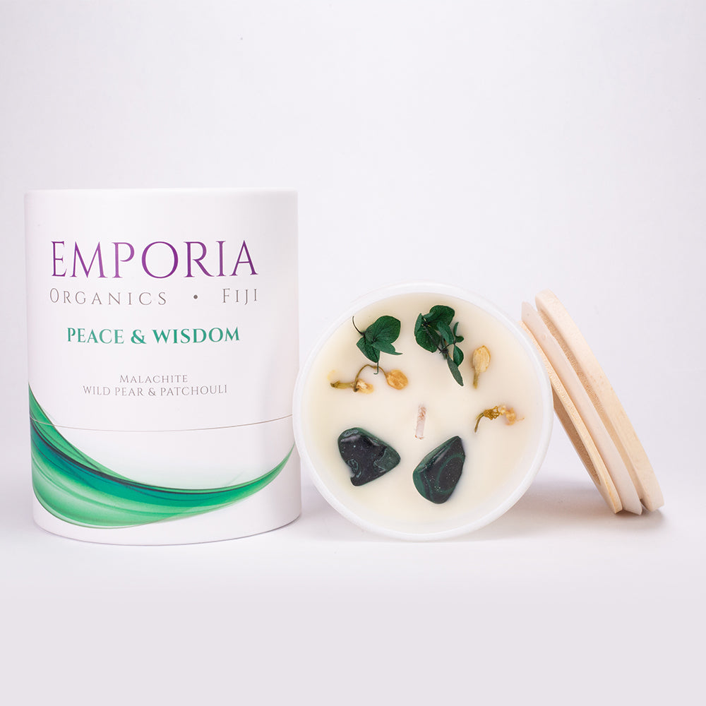 Lumânare de Sticlă Emporia Organics: Fiji -PEACE & WISDOM, cu malachit, aromă de pară sălbatică și patchouli, 100% ceară de soia, 230 g